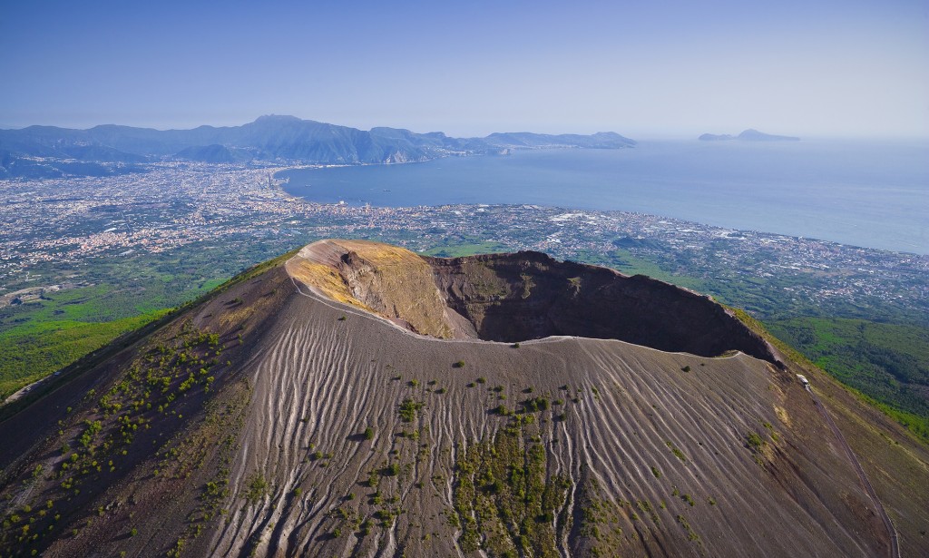 意大利维苏威火山由睡火山被改称为活火山