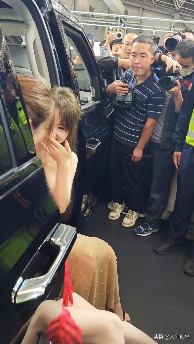 「條紋哥」在車展看美女，十分專心。　互聯網