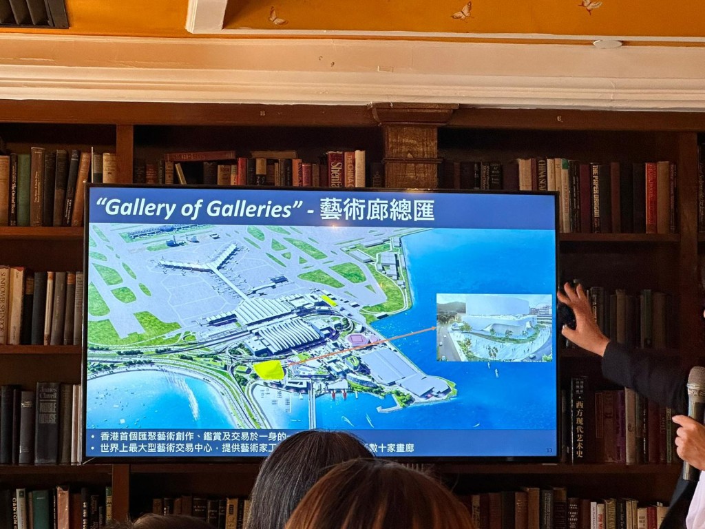 配合香港作为国际顶尖艺术枢纽的地位，机管局计划在机场构建艺术生态圈。