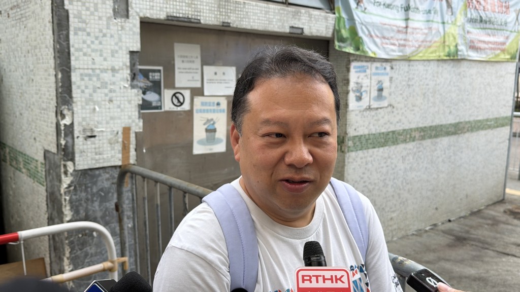 鍾先生稱會上樓取回載有兒子小時候珍貴照片的電腦，以及結婚證等。