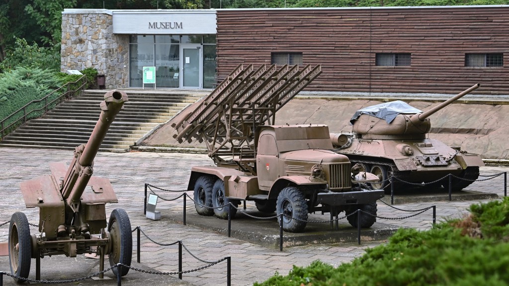 勃蘭登堡一座博物館展示二戰時期的蘇聯戰爭技術,包括(左起)152毫米Haubitze M1943 (D-1)榴彈砲、BM-13-16NM火箭發射器和T-34坦克。 法新社 勃蘭登堡一座博物館展示二戰時期的蘇聯戰爭技術,包括(左起)152毫米Haubitze M1943 (D-1)榴彈砲、BM-13-16NM火箭發射器和T-34坦克。 法新社