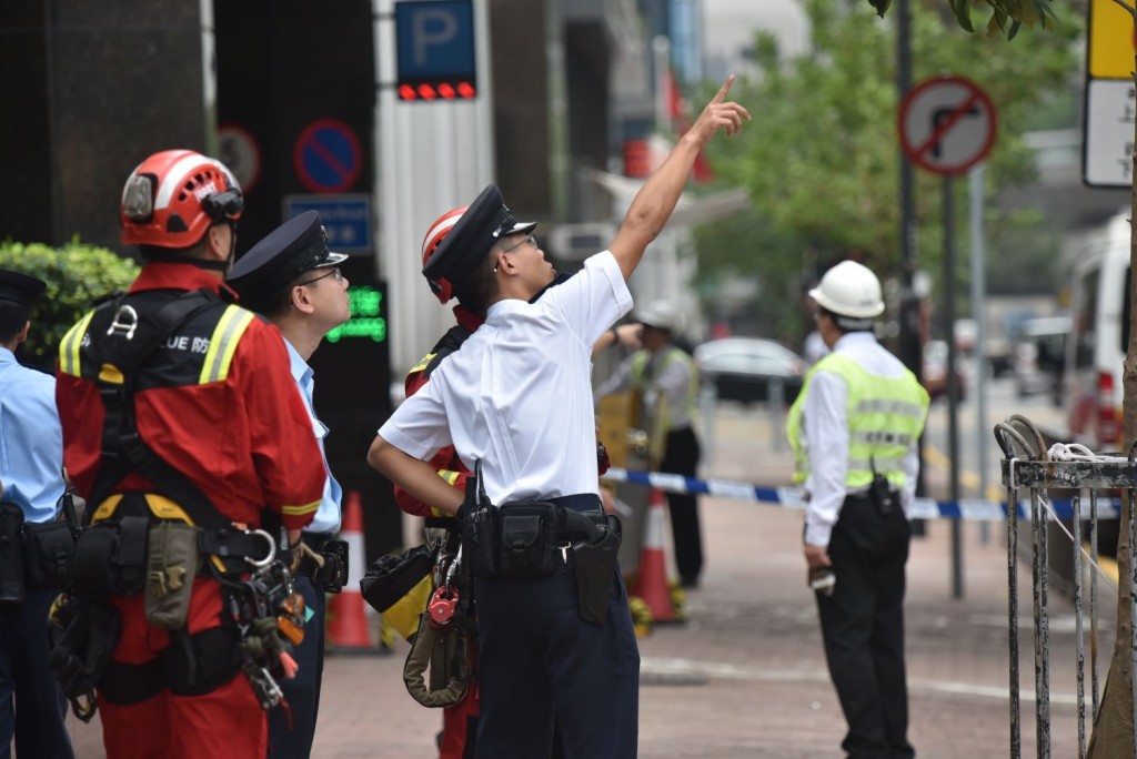 救援人員到場。