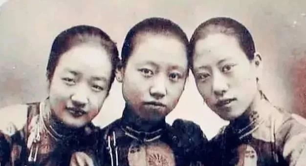 盛七小姐(左)在民國年代,是上海社交圈的名人。小紅書@帶上旗袍去旅行 盛七小姐(左)在民國年代,是上海社交圈的名人。小紅書@帶上旗袍去旅行