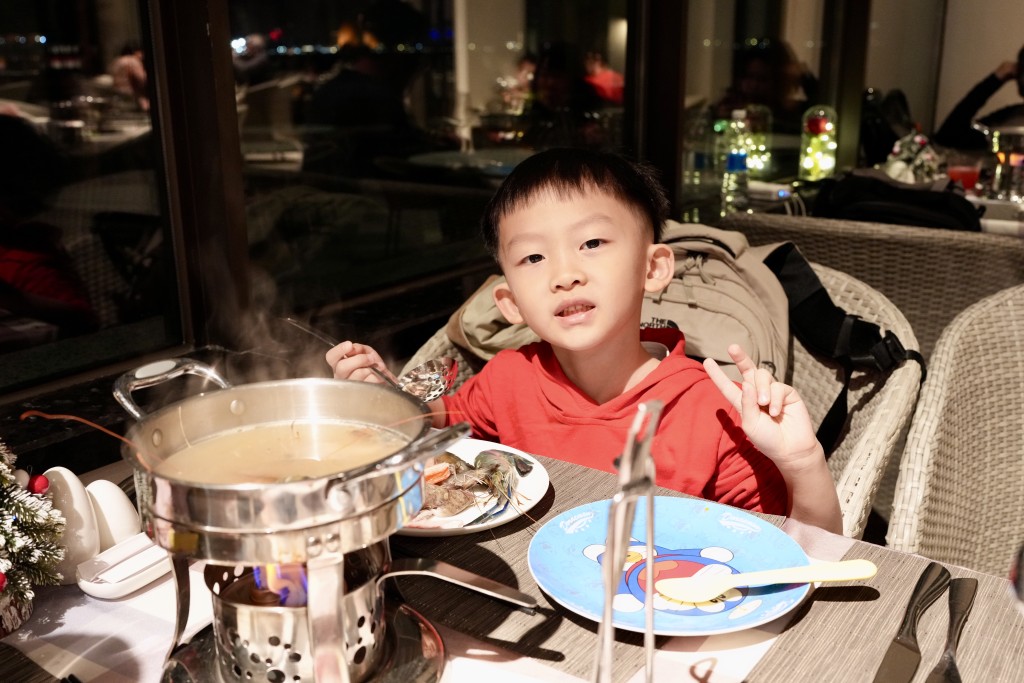 小朋友也可享受一人一個小火鍋,自己選取喜愛的食材, 享受打邊爐樂趣。(圖片來源:《親子王》) 小朋友也可享受一人一個小火鍋,自己選取喜愛的食材, 享受打邊爐樂趣。(圖片來源:《親子王》)