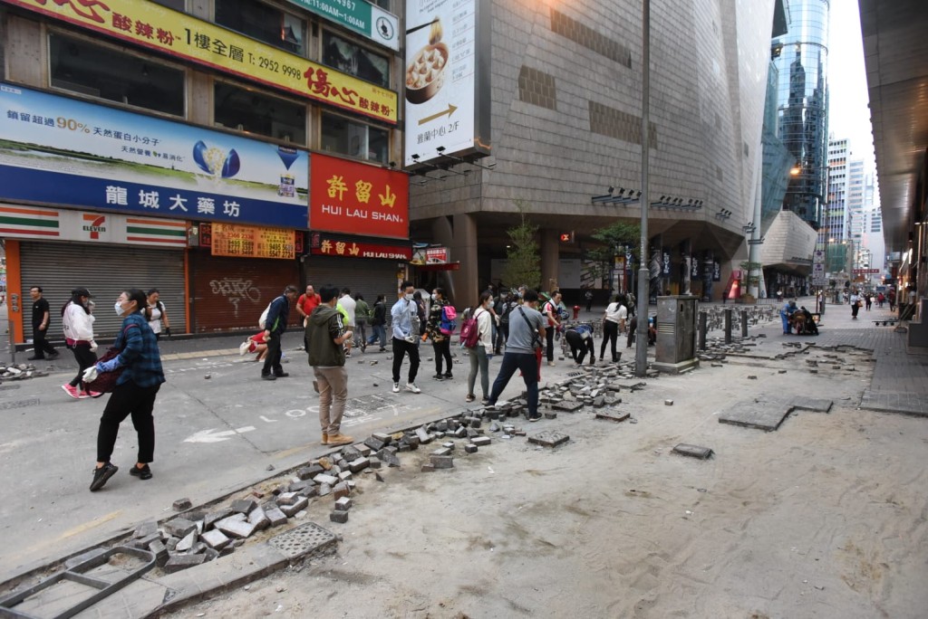 市民自發幫手將磚塊拾回路旁。