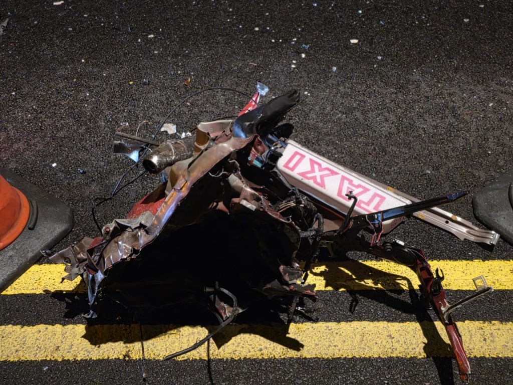的士事後嚴重損毀,零件散落一地。 的士事後嚴重損毀,零件散落一地。