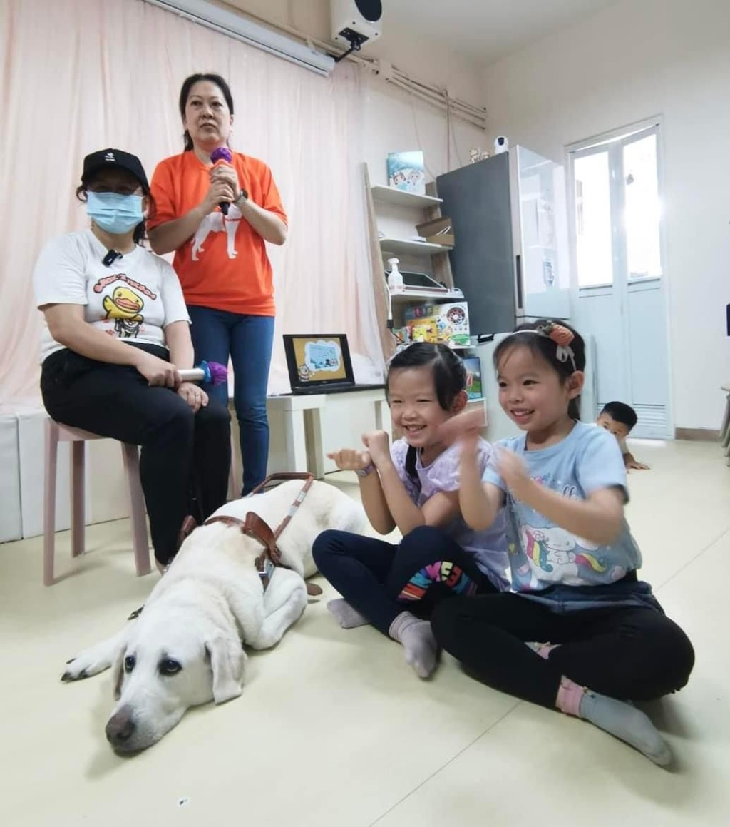 香港導盲犬協會會派代表前來分享導盲犬的服務和訓練。（圖片來源：《親子王》）