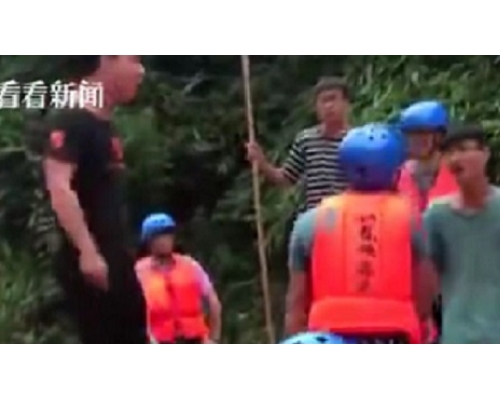 上海游客在浙江玩漂流时与工作人员发生冲突并遭到掌掴。 网上图片
