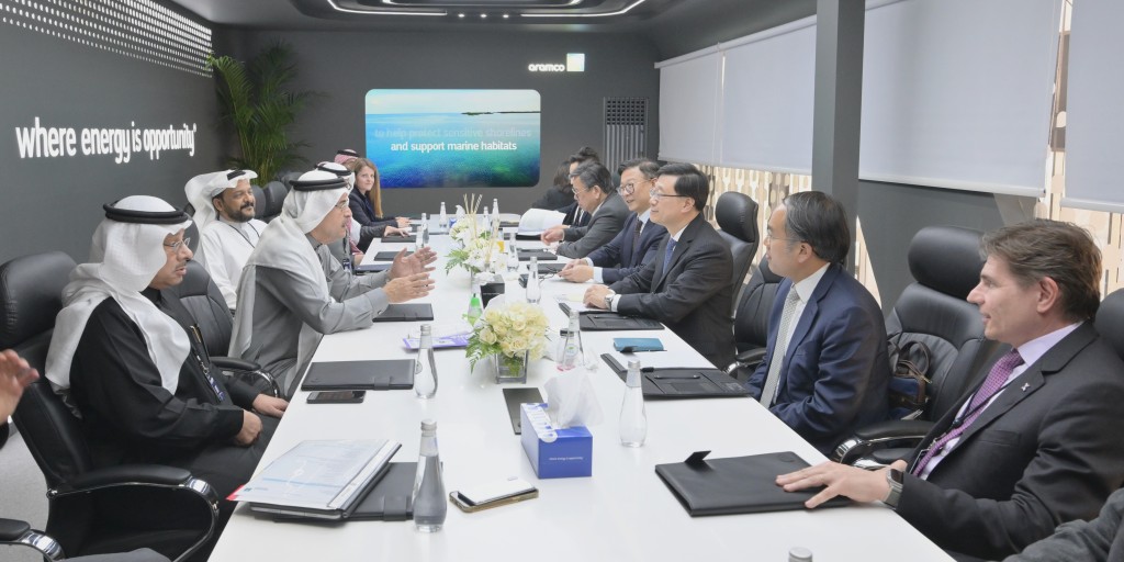 李家超（右三）在利雅得LEAP 2023科技展與沙特阿美主席及行政總裁Amin H Nasser（左二）會面。