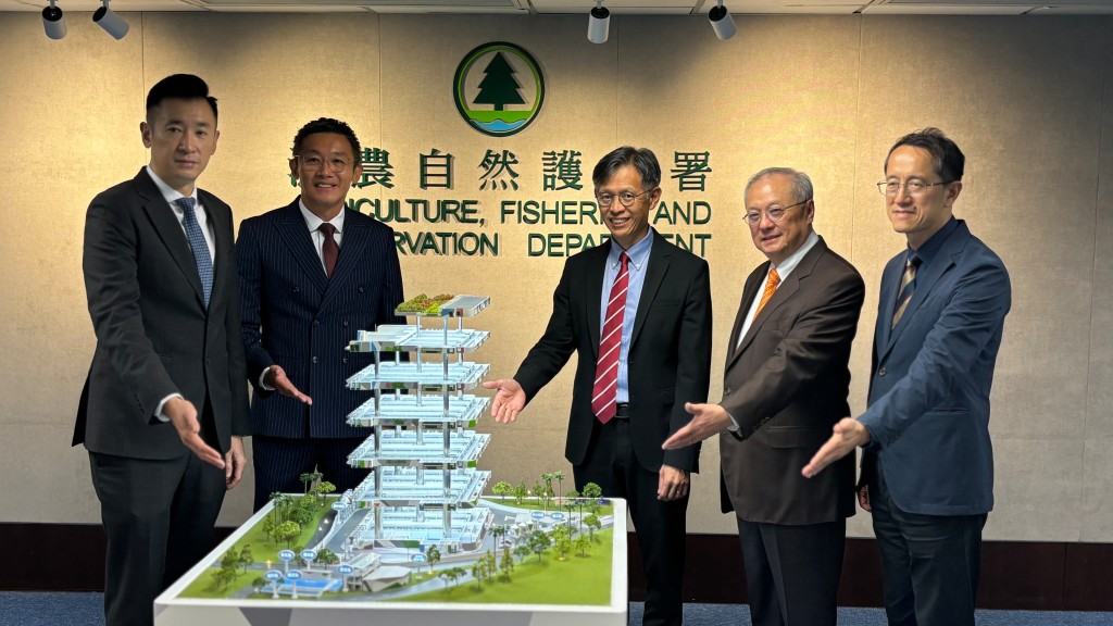 漁護署署長黎堅明（右三）、建華農牧（香港）有限公司主席凌偉業（左二）與其他代表於首個多層式現代化環保養豬場項目獲選機構公告典禮上合照。