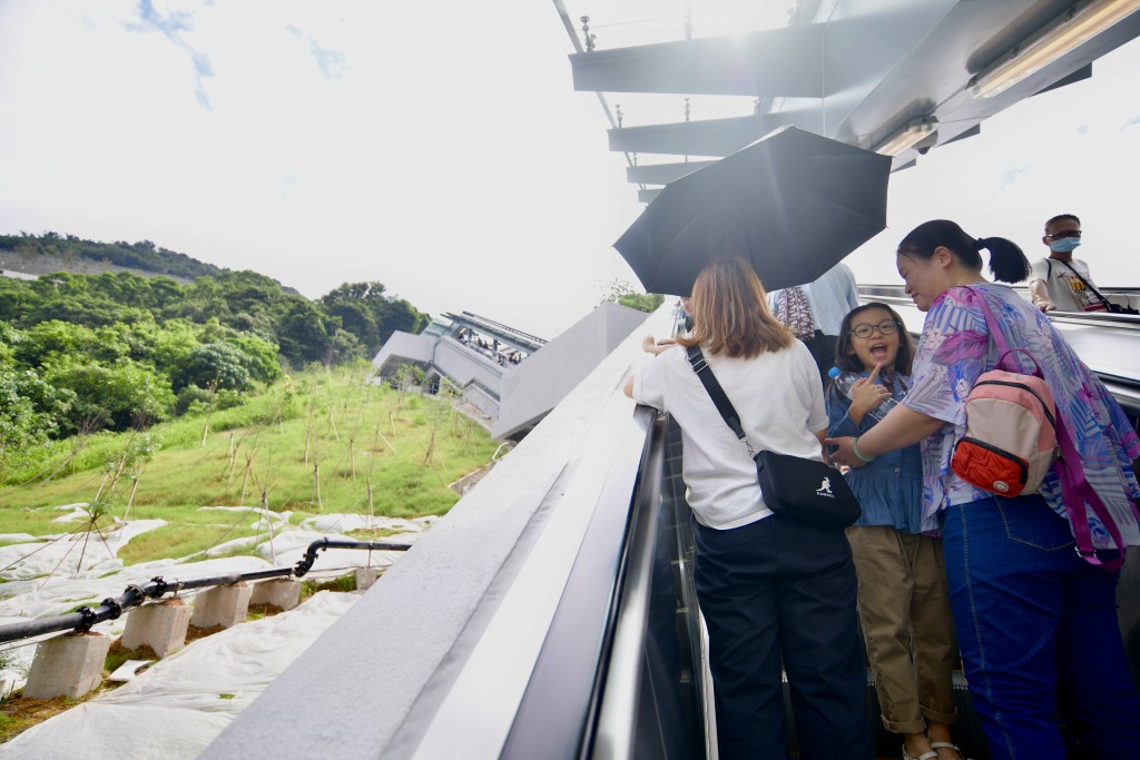 今日（23日）是重阳节，不少市民下午经新厦街乘搭电梯上山。欧乐年摄