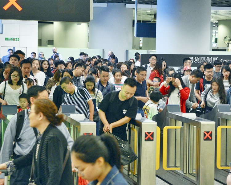昨日經高鐵西九龍來港人次有55791,經西九龍出境人次有28304人次。