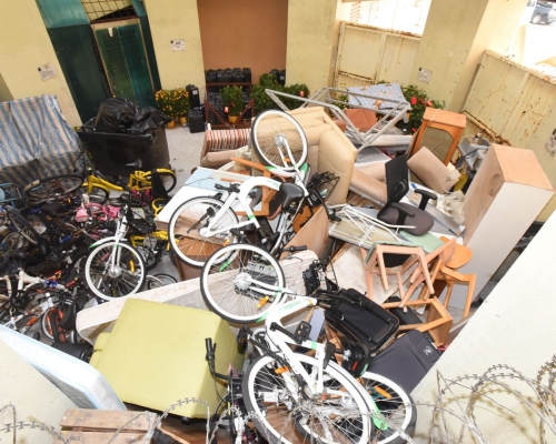 有多部共享單車被丟棄垃圾房。