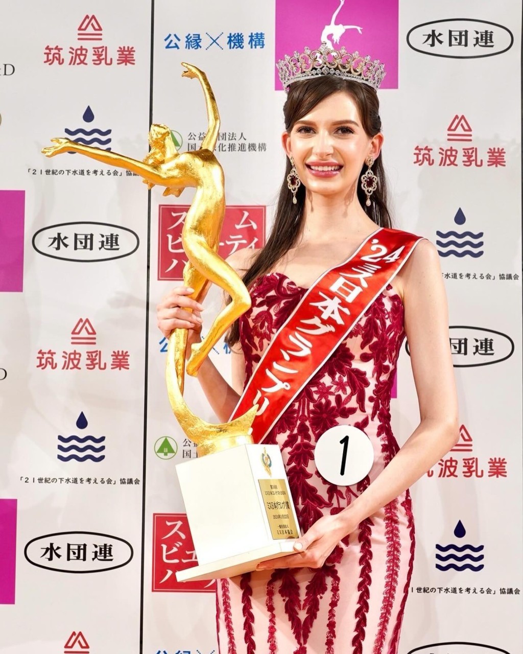 椎野卡洛琳娜（Karolina Saluk）上月底成為「日本小姐」冠軍。