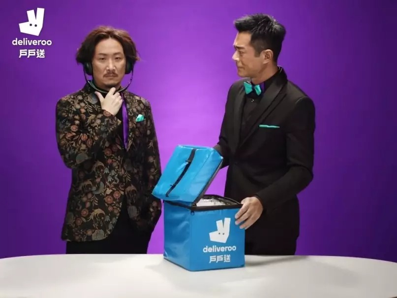 由古天樂與鄭中基在五週年廣告中互鬥喜感,飾演競爭「戶戶送 Party King」的角色,前者維持冷面形象,後者自誇「榮譽厚過字典」形成反差笑料。 由古天樂與鄭中基在五週年廣告中互鬥喜感,飾演競爭「戶戶送 Party King」的角色,前者維持冷面形象,後者自誇「榮譽厚過字典」形成反差笑料。