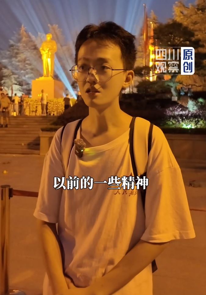 张先生在成都放工即赶赴湖南韶山参加纪念毛泽东逝世50周年活动。四川观察