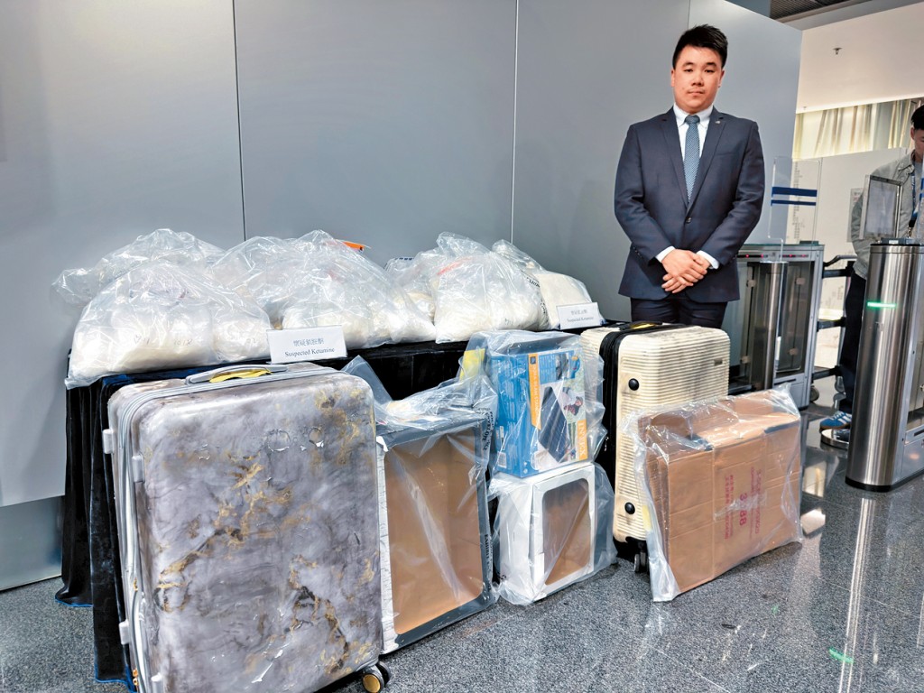 警方毒品調查科行動組高級督察梁駿軒講述案情及展示案中證物。