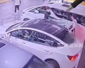 深色衫男揮刀指嚇事主。網片截圖