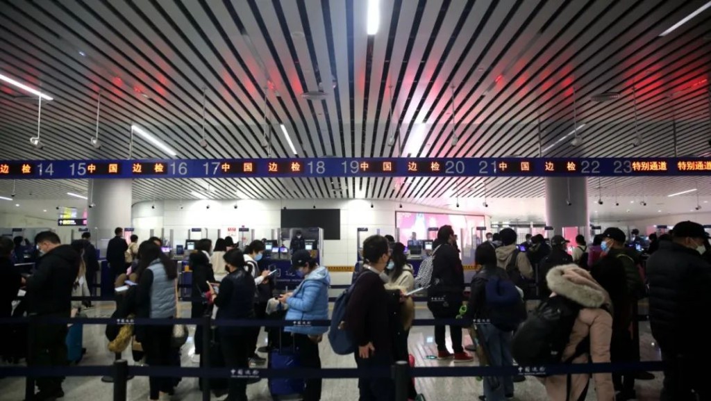 南航CZ312航班零晨17分抵達廣州白雲機場。