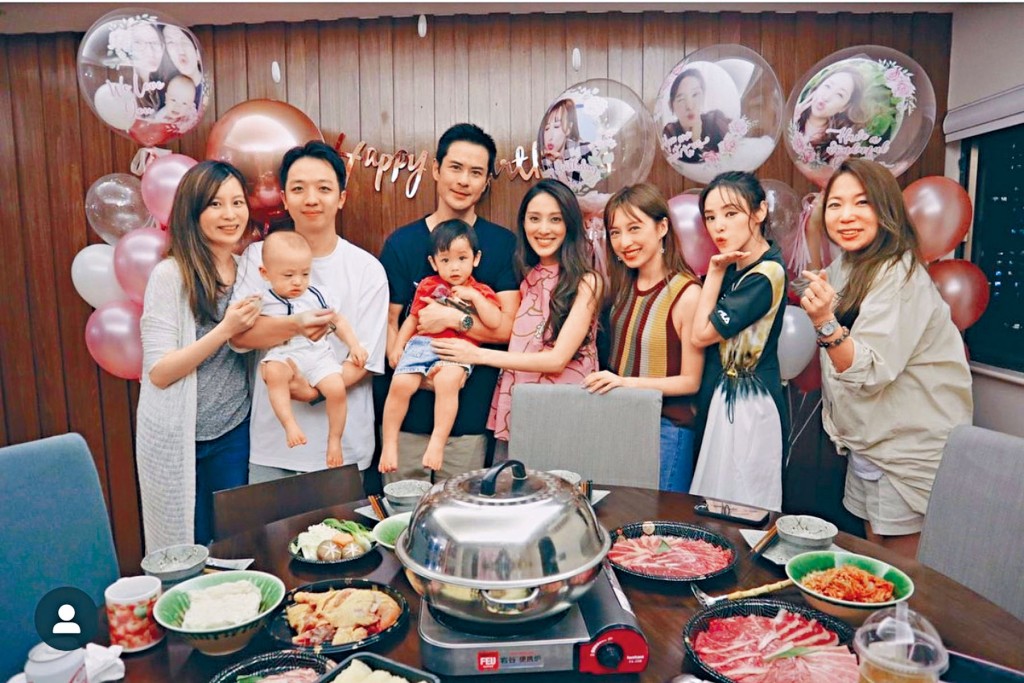 鄭嘉穎抱着囝囝出席飯局。　　