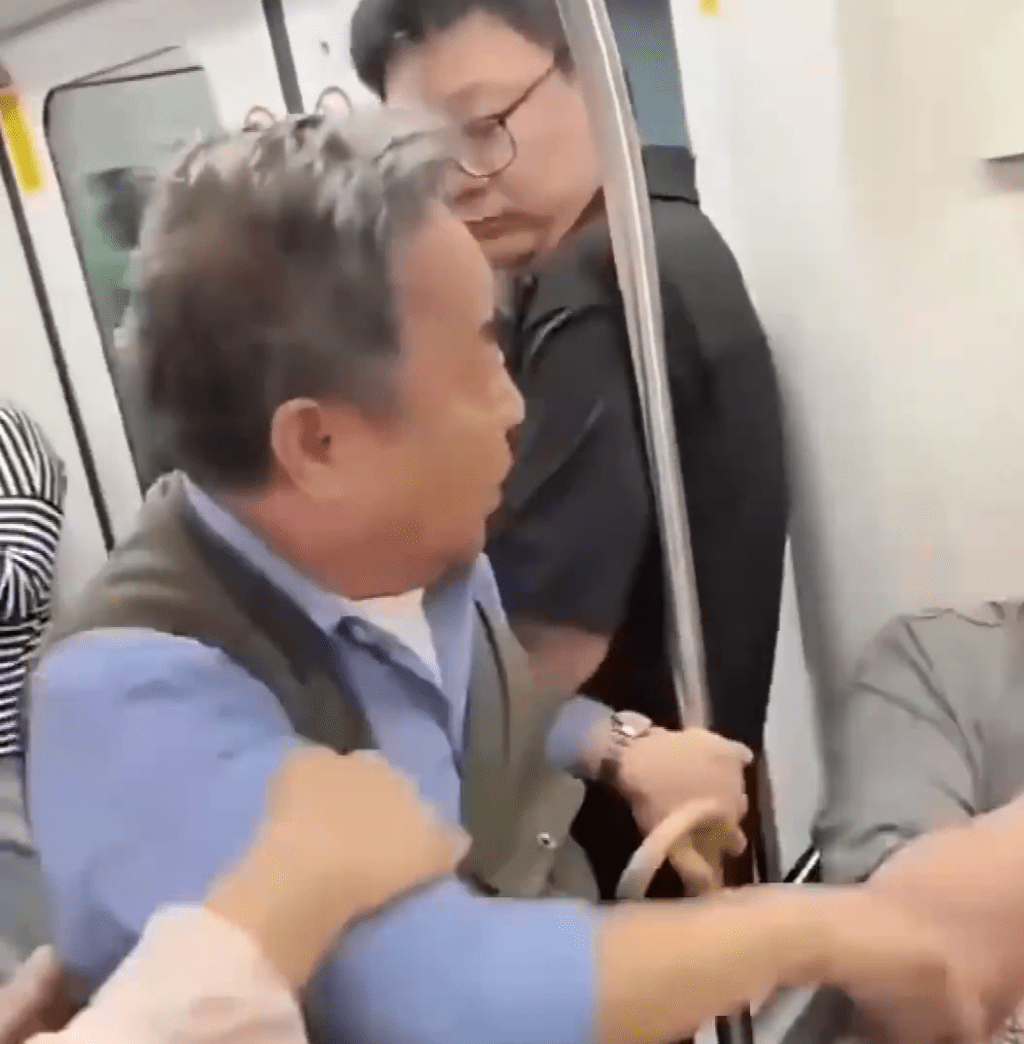 老翁硬拉年輕男逼讓座,不理同行女子勸阻。 老翁硬拉年輕男逼讓座,不理同行女子勸阻。