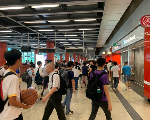 因閘機受損，將軍澳站乘客出入閘排長龍。