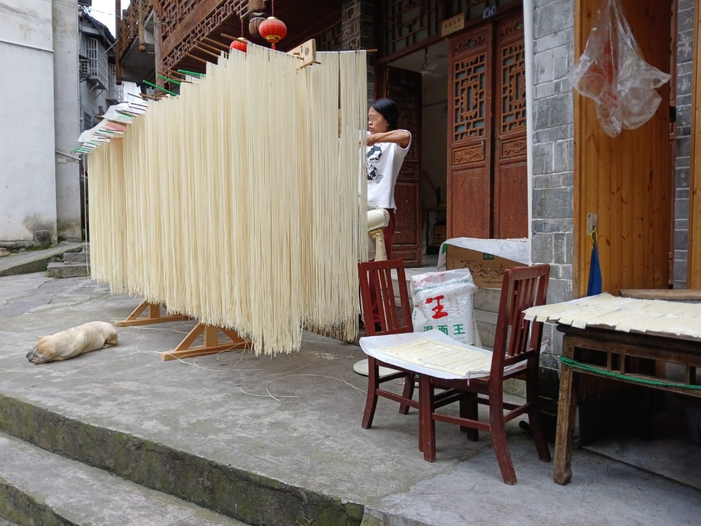 芙蓉鎮內晾著的麵條也是一道風景。