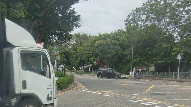 黑色私家車失控撞向約1米的欄杆。網上圖片 黑色私家車失控撞向約1米的欄杆。網上圖片