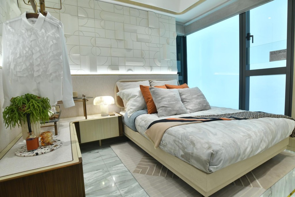 睡房采用偌大玻璃窗设计，迎纳自然光綫。