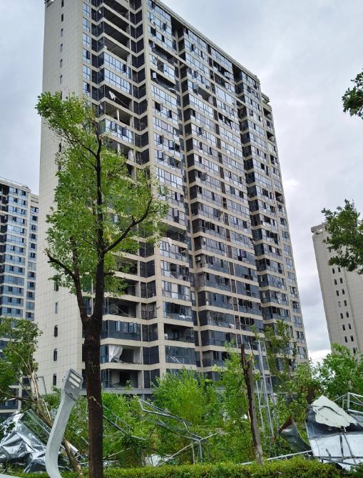 湖北黃岡玲瓏家園被龍捲風重創。