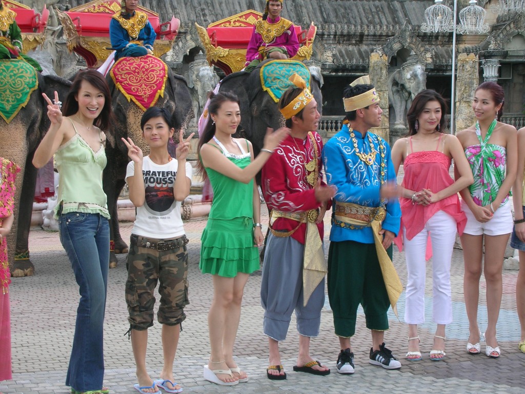 童爱玲（左一）亦曾参与过TVB的《美女厨房》外景。