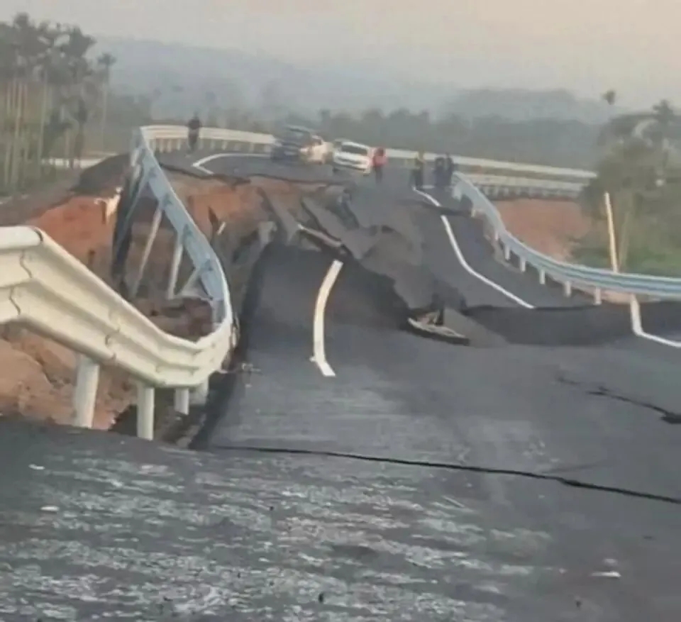 海南博鰲鎮九曲路日前發生路面坍塌事故。