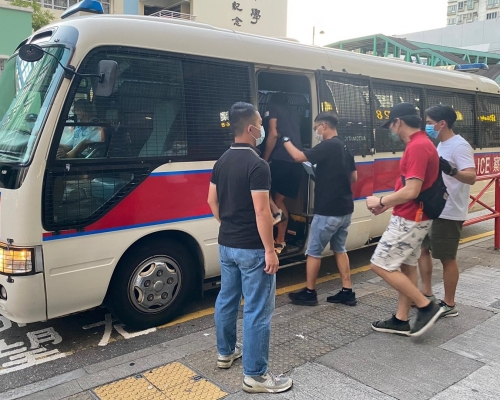 警方拘捕負責人及4名賭客。
