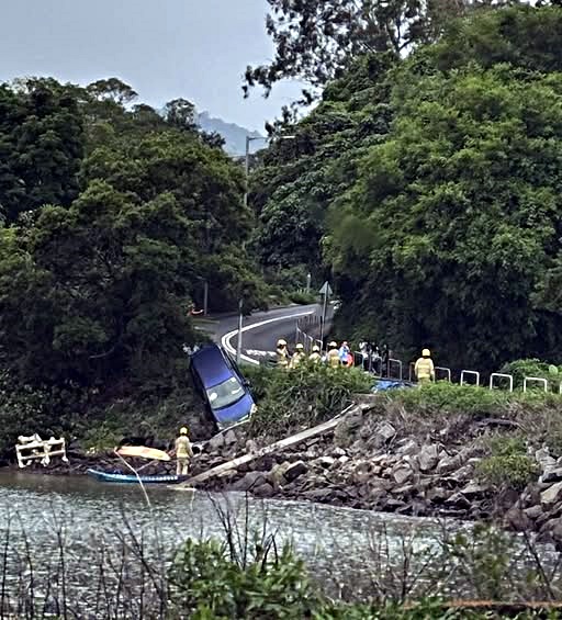 私家車路險跌落海中。fb:車cam L(香港群組) 私家車路險跌落海中。fb:車cam L(香港群組)