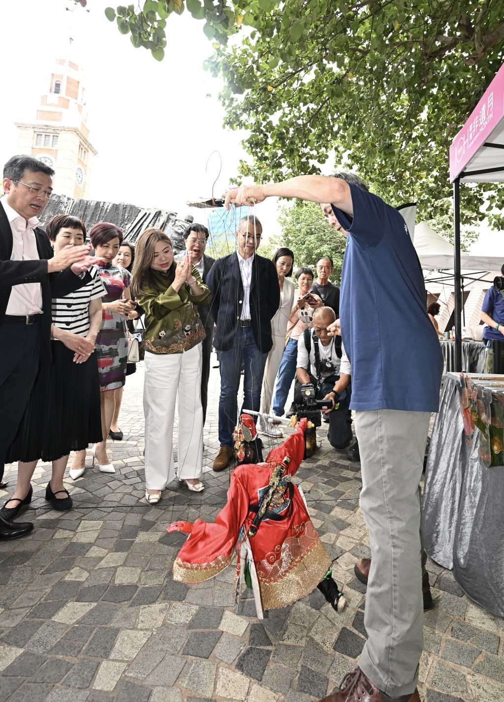 羅淑佩(前排左四)等主禮嘉賓參觀木偶戲示範及體驗攤位。 羅淑佩(前排左四)等主禮嘉賓參觀木偶戲示範及體驗攤位。
