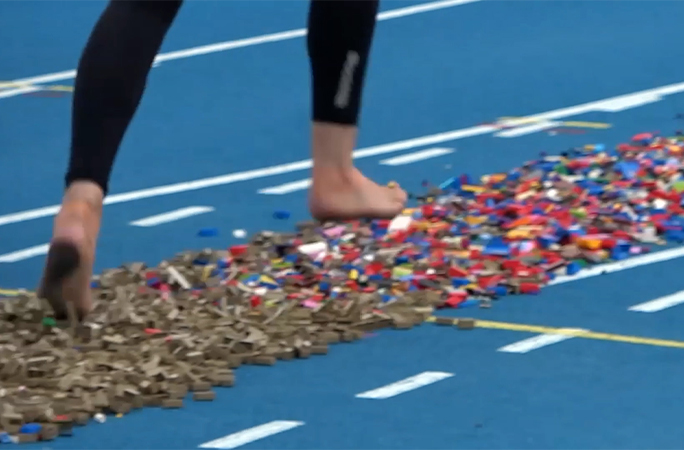 沃爾（Gabrielle Wall）赤腳高速狂踩樂高積膠。 Guinness World Records 
