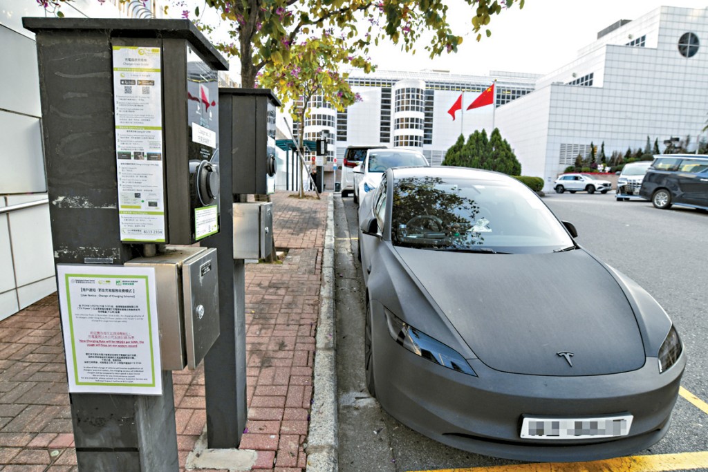 為配合電動車的快速增長，政府正大力擴展全港的電動車充電基礎設施。