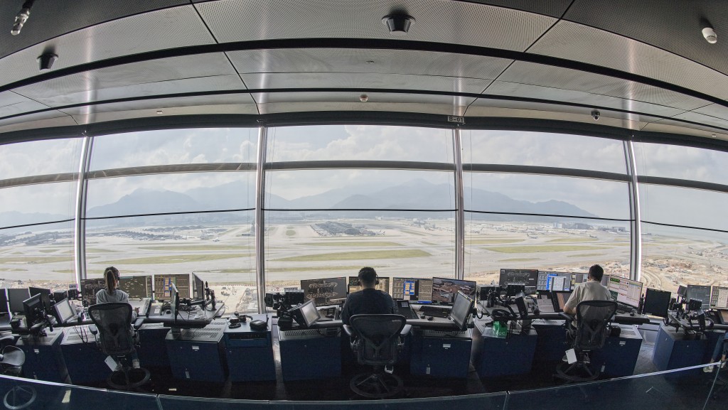 機陽三跑道系統2024年11月28日正式啟用，航空交通管制順利由臨時指揮塔，過渡至新航空交通管制指揮塔，是啟用三跑道系統運作的關鍵一步。民航處提供