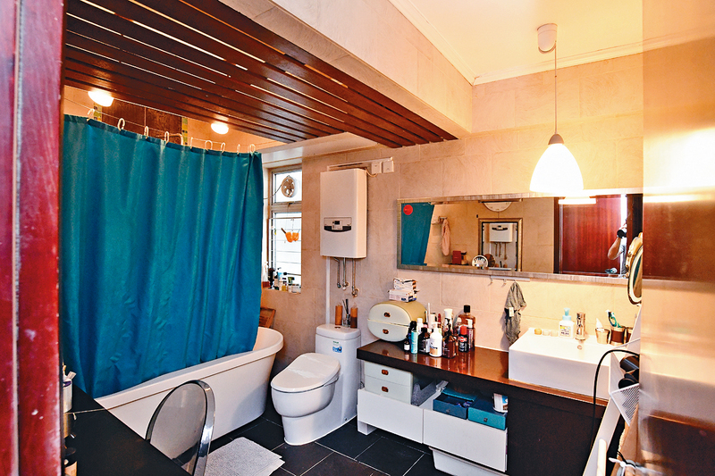 ■浴室裝潢雅致 ，設有通風窗戶及浴缸。