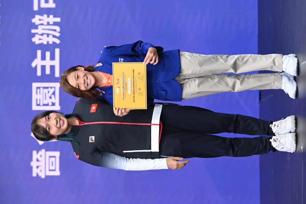 苏慧音颁发证书予「学校组」个人赛小主播庄祖龙。