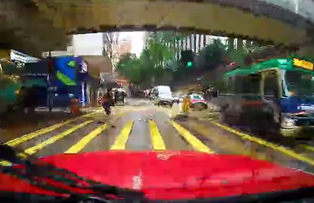 的士驶至春园街交界路口，女途人突然过路。fb香港突发事故报料区影片截图