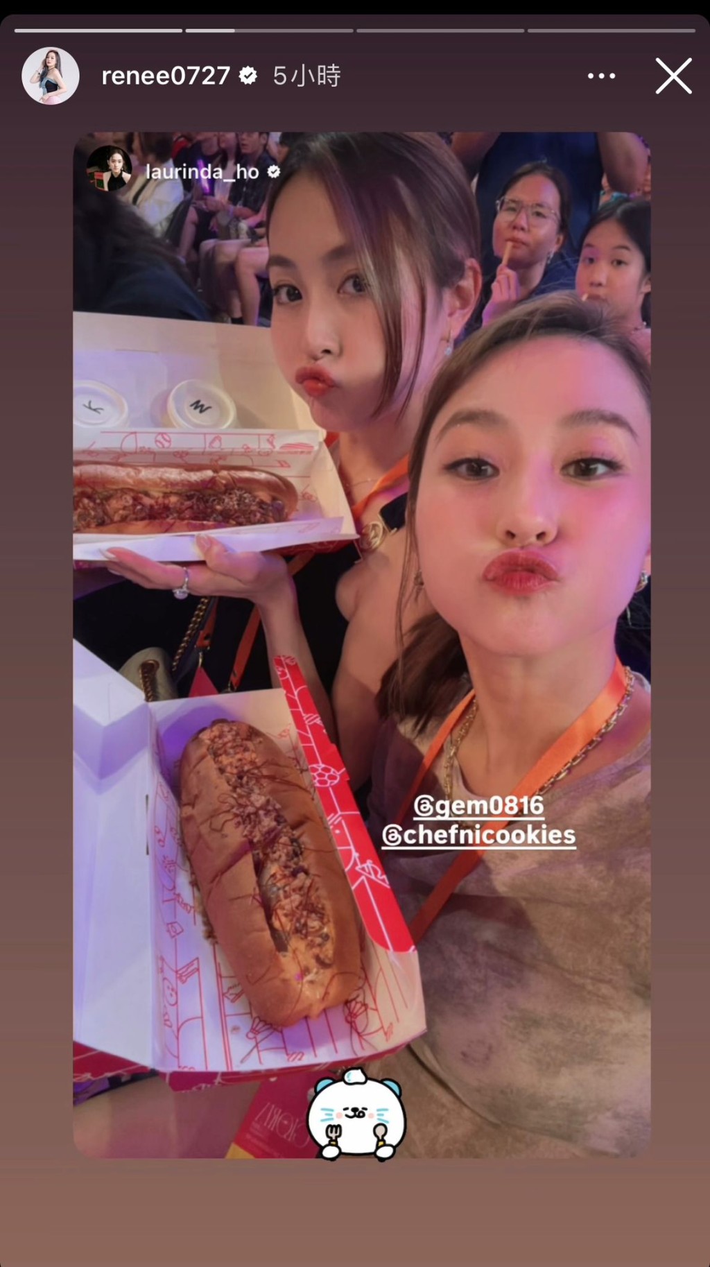 何超蓮和李蘊入場食熱狗。