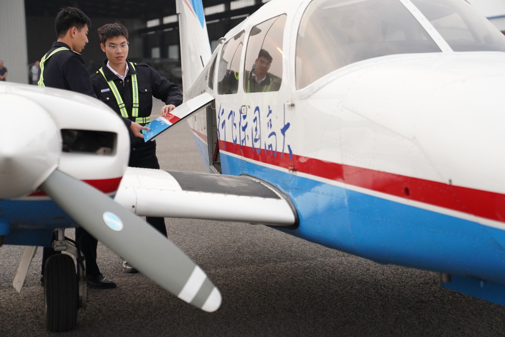 山東航空學院學生進行無人機相關訓練。（新華社）