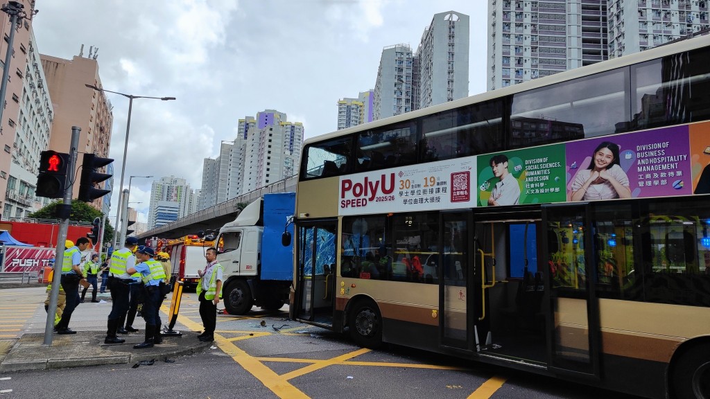 巴士與貨車相撞。fb:是日快快-巴士即日相 巴士與貨車相撞。fb:是日快快-巴士即日相