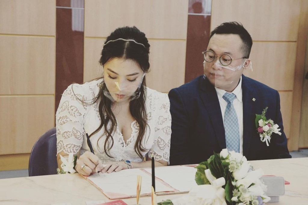 Jennifier在IG貼上簽紙儀式的相片。