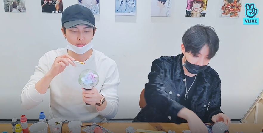 RM及Jhope開始加工ARMY Bomb。
