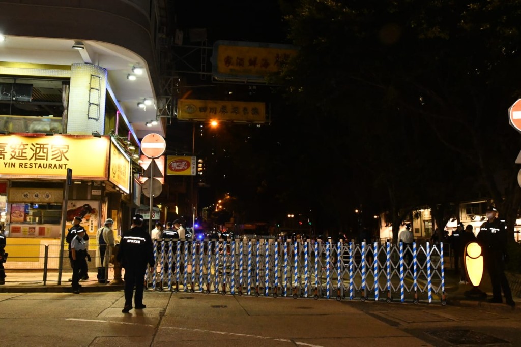 警方設置活動拉閘。