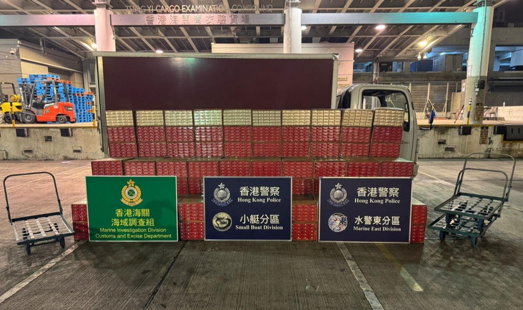 人員在涉案貨車上共檢獲160萬支懷疑私煙,估計市值約720萬元,應課稅值約530萬元。警方提供 人員在涉案貨車上共檢獲160萬支懷疑私煙,估計市值約720萬元,應課稅值約530萬元。警方提供