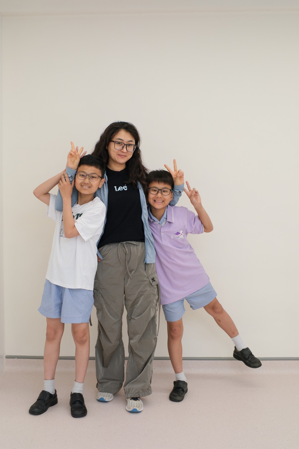 （左）迦勒和弟弟还很嗲妈妈，甜。（图片来源：《亲子王》）