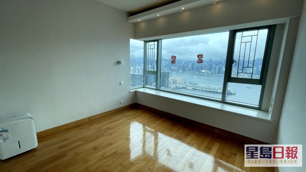 主人房設曲尺窗，賞景角度更闊。